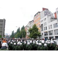 1344_5667 Eine Demonstration geht durch die Hafenstrasse - Polizisten mit Helmen sperren die Strasse | St. Pauli Hafenstrasse - Bilder aus Hamburg Sankt Pauli.